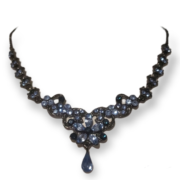 Bundle of Blue and White Costume Jewelleries - Picture 2 of 5